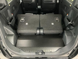 【ラゲージフロア】お客様に気持ち良く乗っていただけるよう、工具を使わず取り外せる部品は全て取り外し清掃しております。シート可動の場合は、シートを動かし裏側まで清掃を行っております。