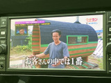 映像が画面いっぱいに表示され、字幕も確認しやすいモニターです。車内で映像コンテンツを楽しみたいときに活用でき、視認しやすい画面配置で操作も迷いにくい印象です。