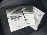 メンテナンスノート、取扱説明書です。 その車の整備記録が事細やかに記録されています。 車が生まれてから今までどのような道を歩んできたのか判るとても重要な物ですよ。