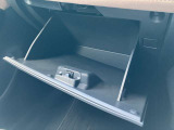 シンプルなデザインのグローブボックス。車検証などを収納しておくことが出来ます。