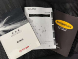 メンテナンスノート、取扱説明書です。 その車の整備記録が事細やかに記録されています。 車が生まれてから今までどのような道を歩んできたのか判るとても重要な物ですよ。