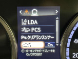 レーンディパーチャーアラートとは車線または走路からの逸脱の可能性を警告すると共に、車線または走路からの逸脱を避けるためのハンドル操作の一部を支援する機能です。詳細は販売店スタッフまでおたずねください。