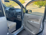 運転席ドアを開けた状態。乗り降りしやすい高さで、通勤にもお買い物にも使いやすい一台です