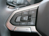 ◆クルーズコントロールにレーダーセンサーを組み合わせ、先行車を測定し設定されたスピードを上限に自動で加減速を行います。一定の車間距離を維持することで、長距離走行でのドライバーの疲労を低減させます。
