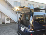 セレナ自慢の、ガラスハッチ。奥行きの狭い駐車場でも、荷物の出し入れが可能です!