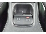 電動パーキングブレーキを搭載。スイッチ操作でパーキングブレーキを作動・解除することが可能です。