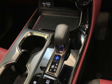 停車時のブレーキホールド機能に対応した電動パーキングブレーキ。渋滞や信号待ちで便利なブレーキホールド機能も装備されています