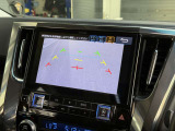 バックカメラの表示画面です!車両の後方を画面で確認できるので、駐車時の後方確認を補助してくれる装備ですね。画面にはガイド線も表示されています。周囲の安全確認とあわせて使いたい機能です!