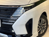 【LEDヘッドライト】悪天候や夜間走行時も良好な視界を確保し安心して運転できる高輝度LEDヘッドライトを装備!点灯速度が早く、消費電力も抑えられています。