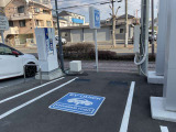 当店では急速充電機を設置しております。EV車でのご来店でもご安心ください。