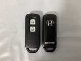 スマートキーを装備しています。鍵を差し込むことなくドアロックの開け閉めと、スタートボタン操作でのエンジンスタートができます。スペアキーも同じものを用意しております。
