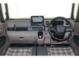 Honda独自の発想で可能な限りの広さを追求したN-BOX。目指したのは、あらゆる生活に応える使いやすさ、そして車内で過ごす時間を豊かに演出する心地よさです。