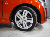 実車はアルミホイール組みの夏用タイヤを装着。アルミホイールは新車時の標準装着のタイプですが、経年による劣化がみられます。