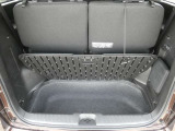 ラゲッジアンダーボックス:普段使わない物や外から見られたくない荷物を入れられます。