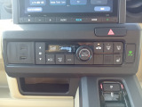 フルオート・エアコンディショナーを装備。運転席にはシートヒーターも装備されています。