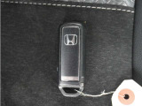 ◆スマートキー◆カギをバッグやポケットに入れたままでもドアロックの開閉ができる『スマートキー』付き!雨天や暗くなってもカギを取り出す必要がなくドアの開錠&エンジンも始動できます