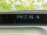 速度や燃料残量など、運転に必要な情報をひと目で確認しやすい表示です。視線を大きく動かさずに状況を把握でき、日々の運転をサポートする見やすいメーター廻りです。