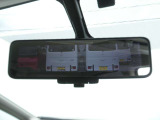 スマートルームミラー・車内の状況に関わらず、車両後方にあるカメラの映像をルームミラーに移します。