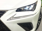 【LEDヘッドライト】悪天候や夜間走行時も良好な視界を確保し安心して運転できる高輝度LEDヘッドライトを装備!点灯速度が早く、消費電力も抑えられています。