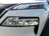 LEDヘッドランプ。夜間ドライブ安心。ハイビームアシスト。ヘッドランプのハイビームとロービームを自動切り替え。常に良好な前方視界の維持をサポート。