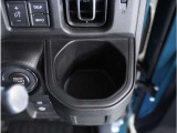 【ドリンクホルダー】快適なドライブには必須のドリンクホルダー。ドライブスルーも良し、家からドリンクを持って行っても良し、楽しいドライブを。