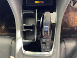 手線に馴染むスマートな形状の電子制御シフトノブです。軽い力で滑らかに操作でき、センターコンソール周辺に洗練された先進性と、上質な機能美をスマートに添えています。