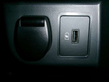 電源ソケットやUSBポートが付いていますので、携帯電話やスマートフォンなど充電できます♪