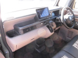 水平基調のインパネは運転者の広い視覚を確保しています。右左折時に歩行者の存在を気づきやすい工夫もされています。