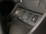 アクセサリーソケットはUSBのアダプターなどをつければ、スマホの充電にも使えます。横にはナビゲーション用の外部入力可能なUSB端子がついており、周辺には物が置けるトレーがついています。