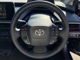 手元に複数のスイッチを備え、運転姿勢を保ちながら各種操作にアクセスしやすい造りです。握りやすい形状と見やすい配置で、日常の運転を支える扱いやすい装備となっています。