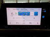 3ゾーンフルオートエアコンを装備。運転席と助手席、後部座席がそれぞれ独立して温度の設定ができます。