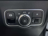 メモリー付きパワーシートが装備されている車両はシートの位置・ドアミラーの角度・ハンドルの位置を3名まで記憶出来ます。