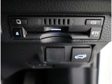 ナビ画面に連動したETCを装備しています。 過去に利用した利用料金も一目で分かって、とっても便利です。 ETCの抜き忘れ、挿し忘れも警告してくれるので安心ですね。