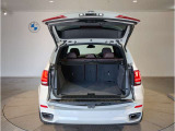 BMWではスペアタイヤが非搭載となるため、スペースは拡大されており、収納スペースとして利用可能。トランクの下にも収納スペースがあり、意外と役に立つスペースでございます。