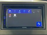 画面上にFM・AMやUSB、Bluetooth Audioなどの項目が並び、音源を選びやすい構成です。表示が見やすく、日々の移動中にも使いやすいオーディオ装備です。