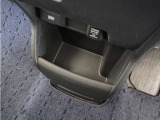 ◆センターロアボックス◆インパネ中央の下部には、ごみ箱としても使用する事ができるセンターロアボックスを装備しております。