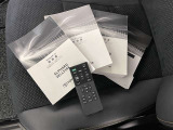 メンテナンスノート、取扱説明書です。 その車の整備記録が事細やかに記録されています。 車が生まれてから今までどのような道を歩んできたのか判るとても重要な物ですよ。