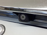 車の後方に小型カメラが付いておりバックする際の後方の様子をモニター上に表示します。