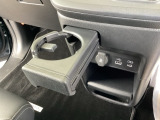 収納式ドリンクホルダーは、運転席・助手席どちらからも手が届きやすい位置にあります。