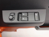 パワーウィンドゥ 運転席ドアスイッチ照明付です。電動格納ミラーも手元でワンモーションで可能です。