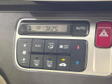 【オートエアコン】一度お好みの温度に設定すれば、車内の温度を検知し風量や温度を自動で調整。暑い&hellip;寒い&hellip;と何度もスイッチ操作をする必要はありません。快適な車内空間には必須の機能ですね♪