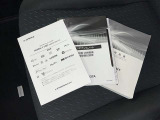 メンテナンスノート、取扱説明書です。 その車の整備記録が事細やかに記録されています。 車が生まれてから今までどのような道を歩んできたのか判るとても重要な物ですよ。