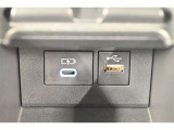 充電用USB端子付き。スマートフォンなどの充電に便利です。