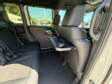 シートバックテーブルも標準装備でございます。車内での軽食などにも大変便利です。