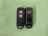 スマートキーを装備しています。鍵を差し込むことなくドアロックの開け閉めと、スタートボタン操作でのエンジンスタートができます。スペアキーも同じものを用意しております。