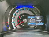速度や燃料残量などの情報がメーター内にまとまり、走行に必要な状況をひと目で把握しやすい表示です。警告灯や各種情報も確認でき、日々の運転をサポートします。
