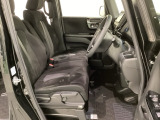 女性でも運転がしやすいように、シートの高さ調整機能(シートリフター)がついています。運転席と助手席の間が空いている為、助手席側への移動がスムーズです。交通量の多い道でも助手席側から乗り降りができます。