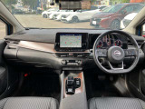 すっきりした運転席周りにはナビやエアコンの操作パネルを設置しておりますので、お一人での運転でもご安心できます。