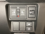 リアドアは乗り降りに便利な両側電動スライドドアです。また運転席に座っていながらスイッチ操作で自在にスライドドアを開け閉めできます。またHondaセンシング用のVSA解除スイッチを右側に装備しています。