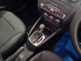 シンプルなコンソールになっております。スッキリした車内なのでコンパクトながら窮屈さを感じません。